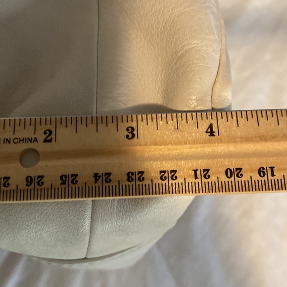 Coach Soho Hobo Leather White, Gold Metallic w/purple interior. 3 int sectns - Picture 13 of 14